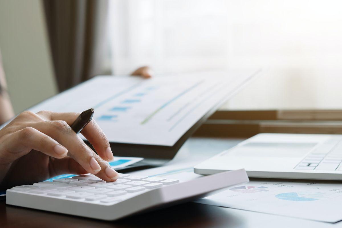 What does an accountant do