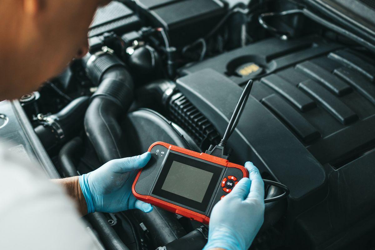 What does an auto body technician do