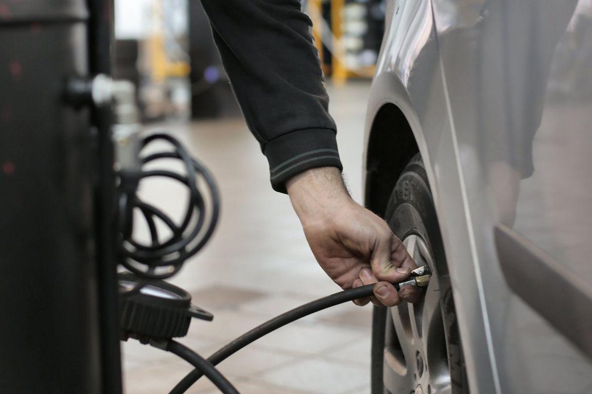 What does an auto technician do