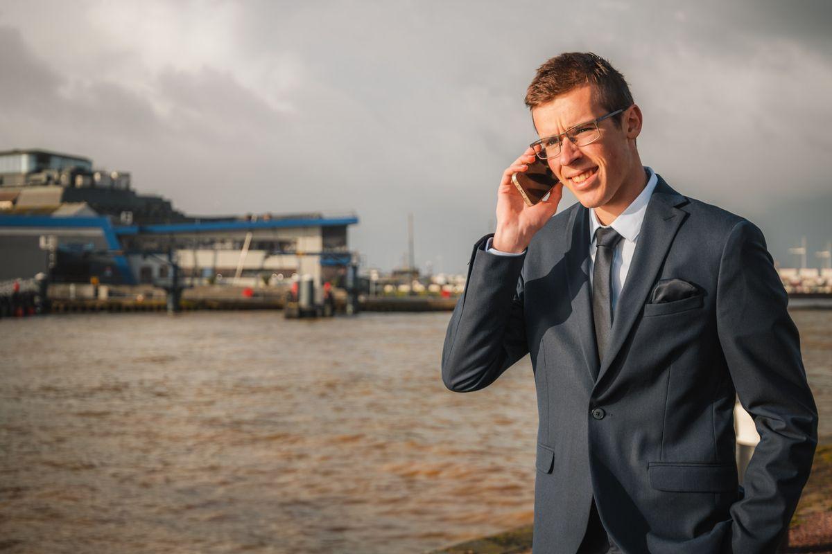 What does an executive consultant do