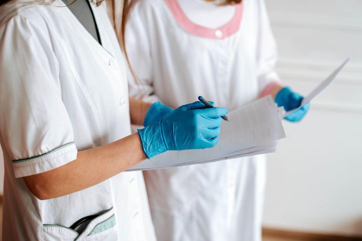 What does a clinical supervisor do