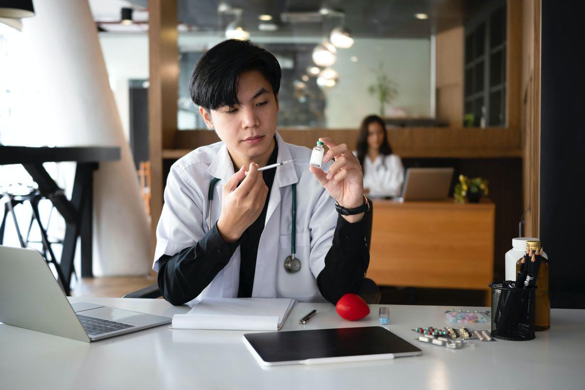 What does a clinical pharmacist do