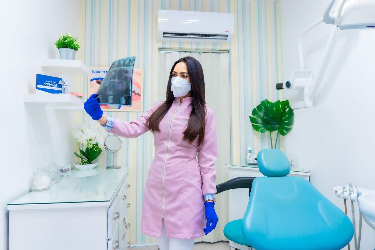 What does a dental hygienist do