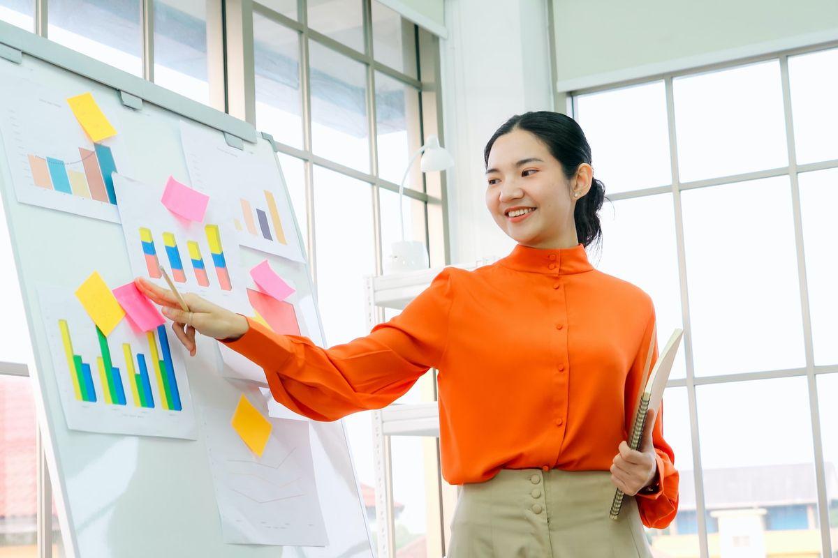 What does a marketing communications manager do