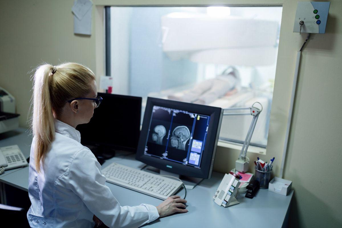What does an mri technologist do