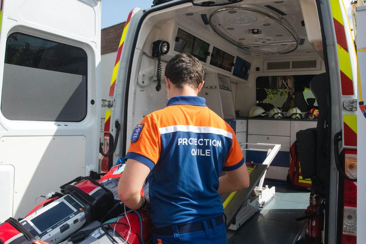 What does an emergency department technologist do