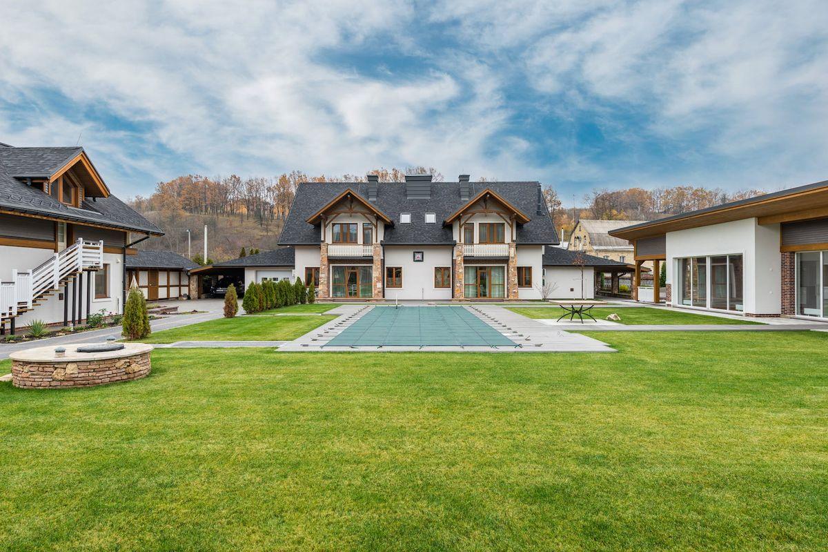 What does a property management specialist do