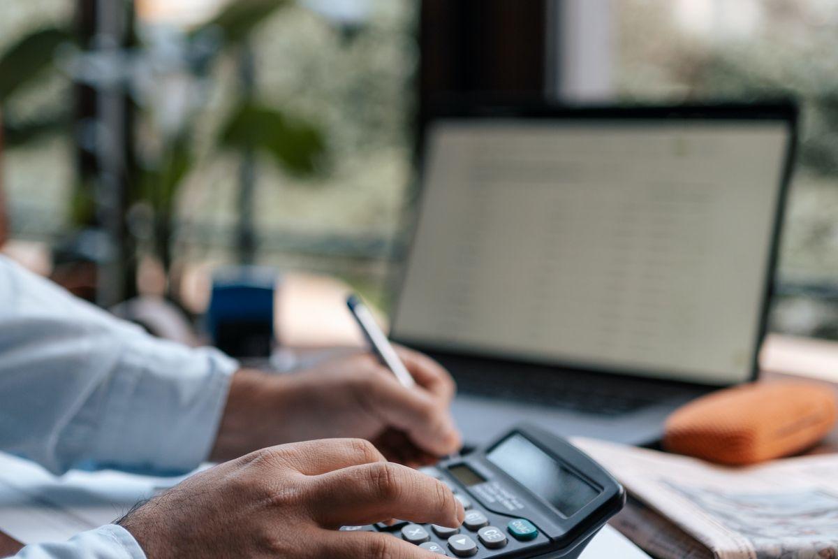 What does a senior finance manager do