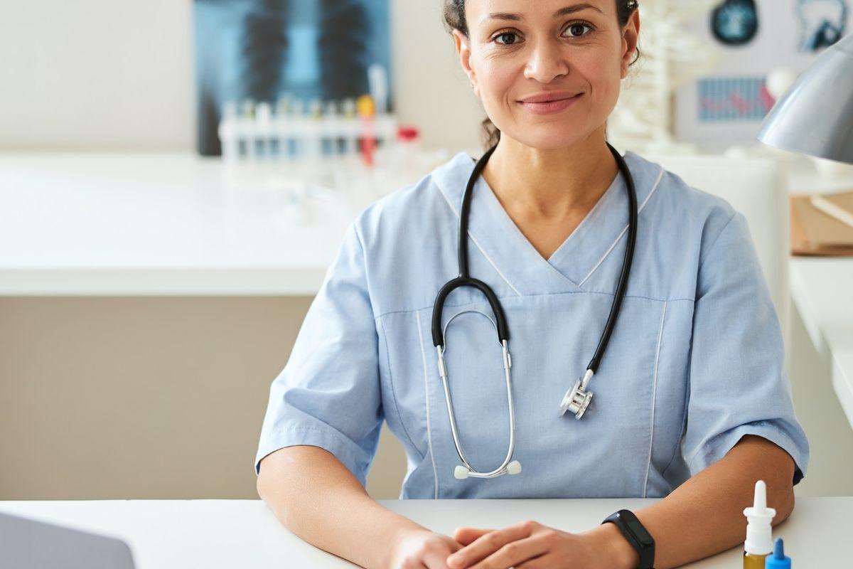 What does an emergency room nurse do