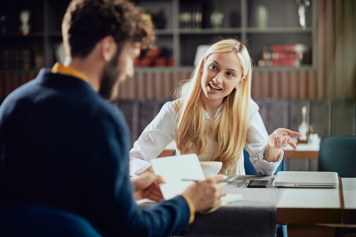 What does an assistant restaurant manager do