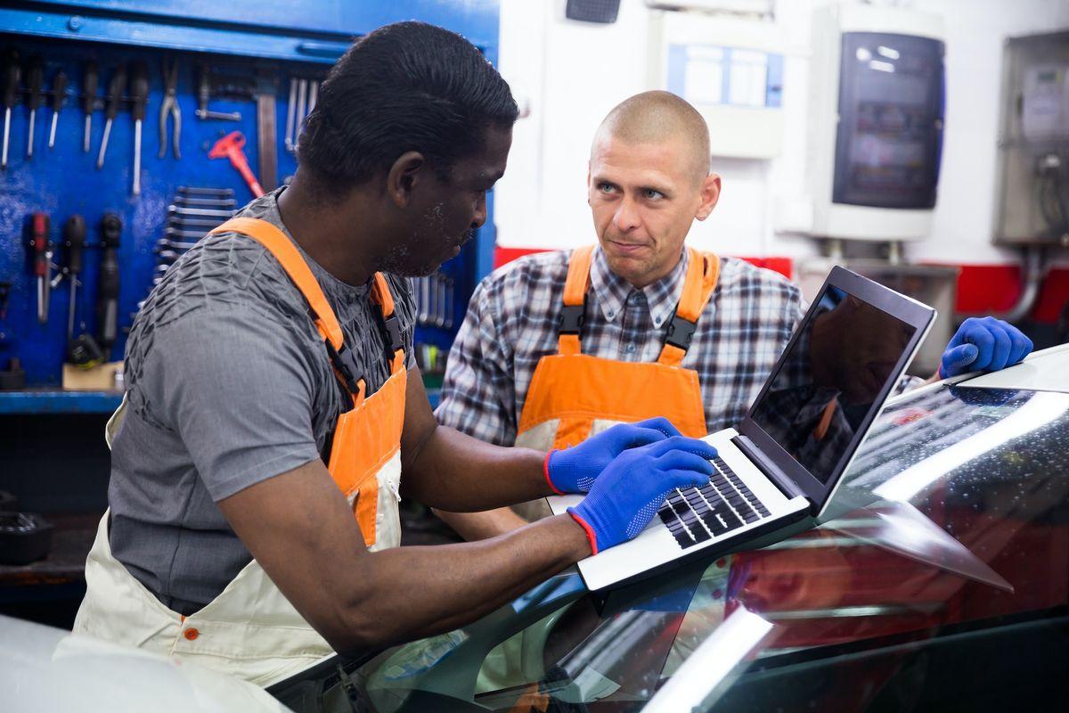 What does a health advisor do