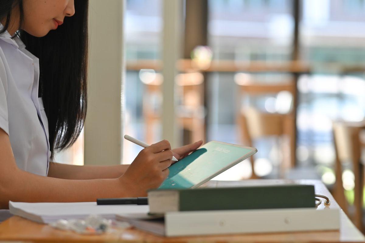 What does a process analyst do