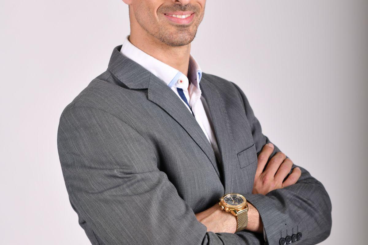 What does a performance manager do