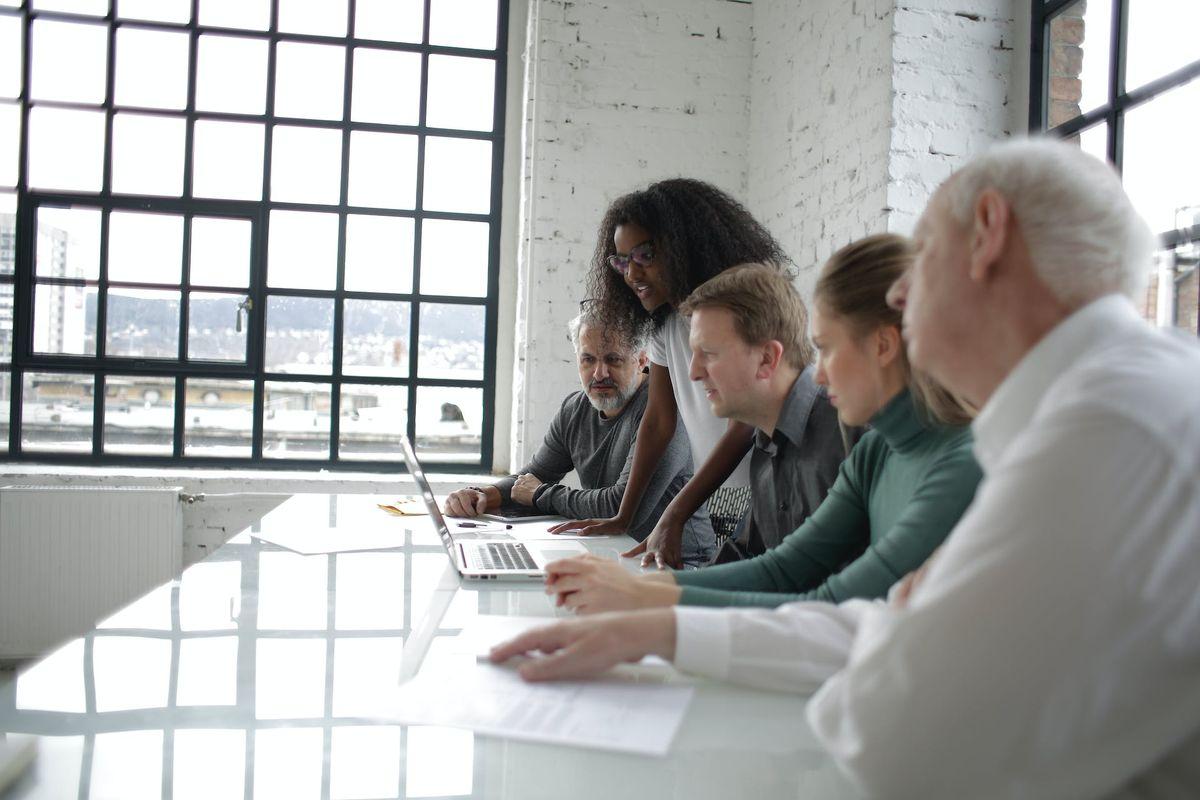 What does a communications project manager do