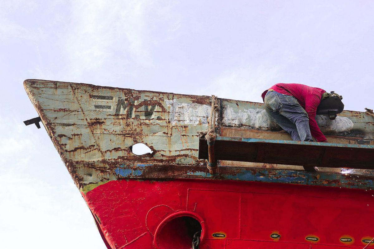 What does a ship worker do